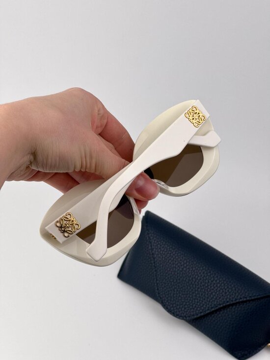 Loewe LW40127I ANAGRAM 25E Cat Eye Sunglasses – Ivory / Brown main image 10